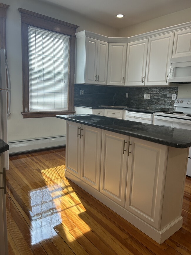 Lincoln apt#11 - 69 S Pleasant St Apartments