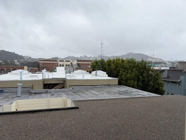 Foto del edificio - Cool Pad Near USF with Fantastic City Views**