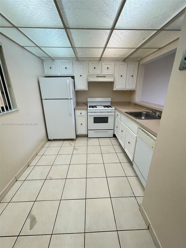 Foto del edificio - 18111 NW 68th Ave