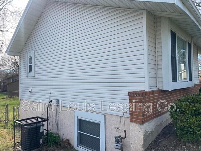 Building Photo - 1635 Woodman Dr