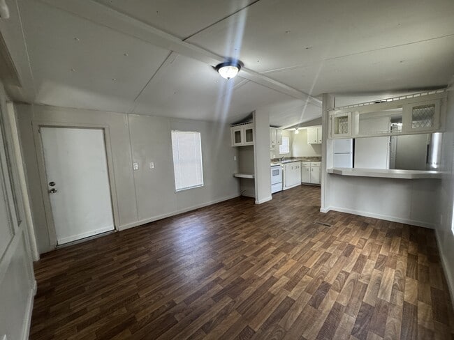 Building Photo - 211 Victoria Cir