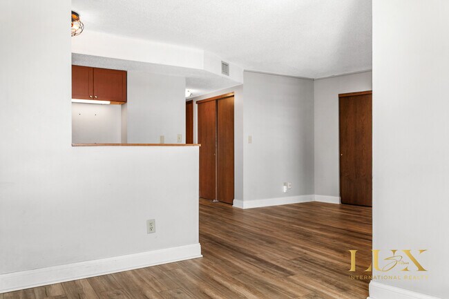 Building Photo - 66 9th St E