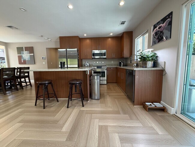 Building Photo - Luxury Furnished 4 Bedroom Home with Pool ...