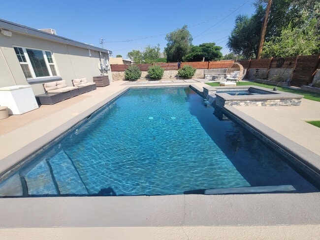 Foto del edificio - Rental with a Pool