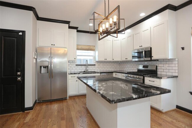 Building Photo - 2610 Southmore Blvd