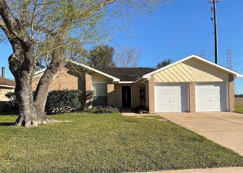 Primary Photo - 302 El Toro Ln