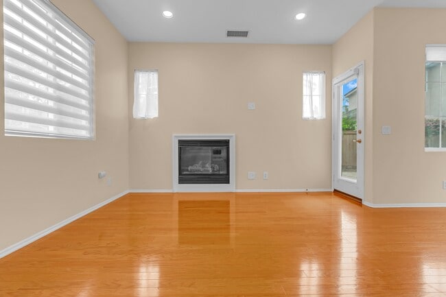 Building Photo - 51 Danbury Ln