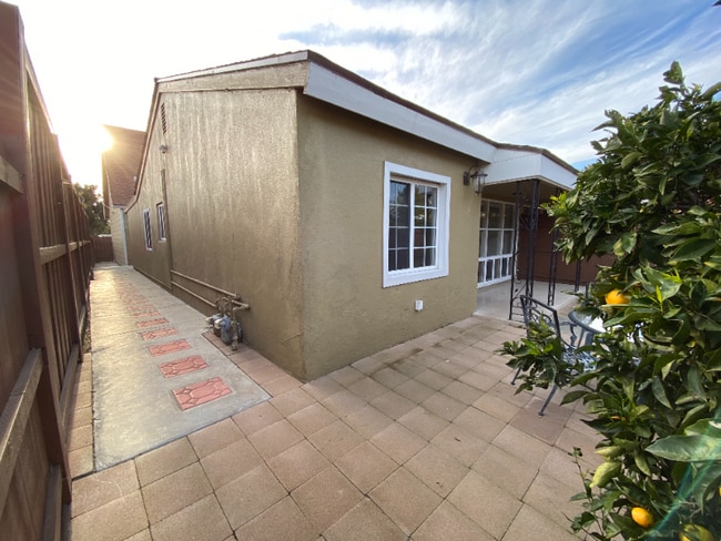 Building Photo - 3320-3322 Clairemont Dr
