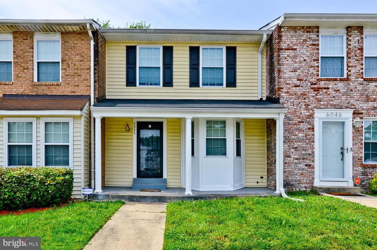 Primary Photo - "Spacious 3-Bed Townhouse with Granite Fin...