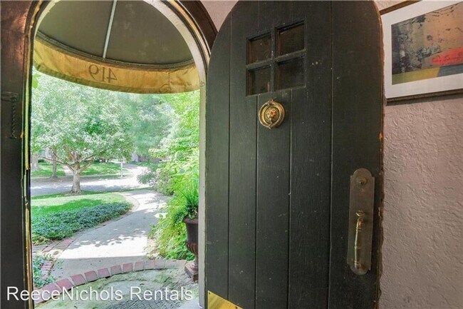 Building Photo - 4 br, 1.5 bath House - 419 W 70th Terrace