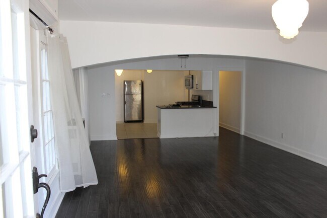 Foto del edificio - 5755 Camerford Ave