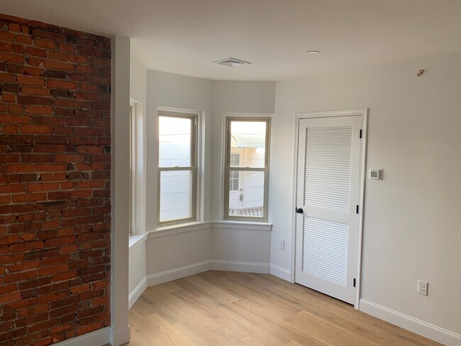 Building Photo - 422 E Baltimore Ave