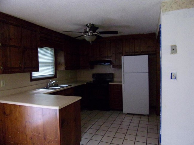 Foto del edificio - 5894 Sutton Dr