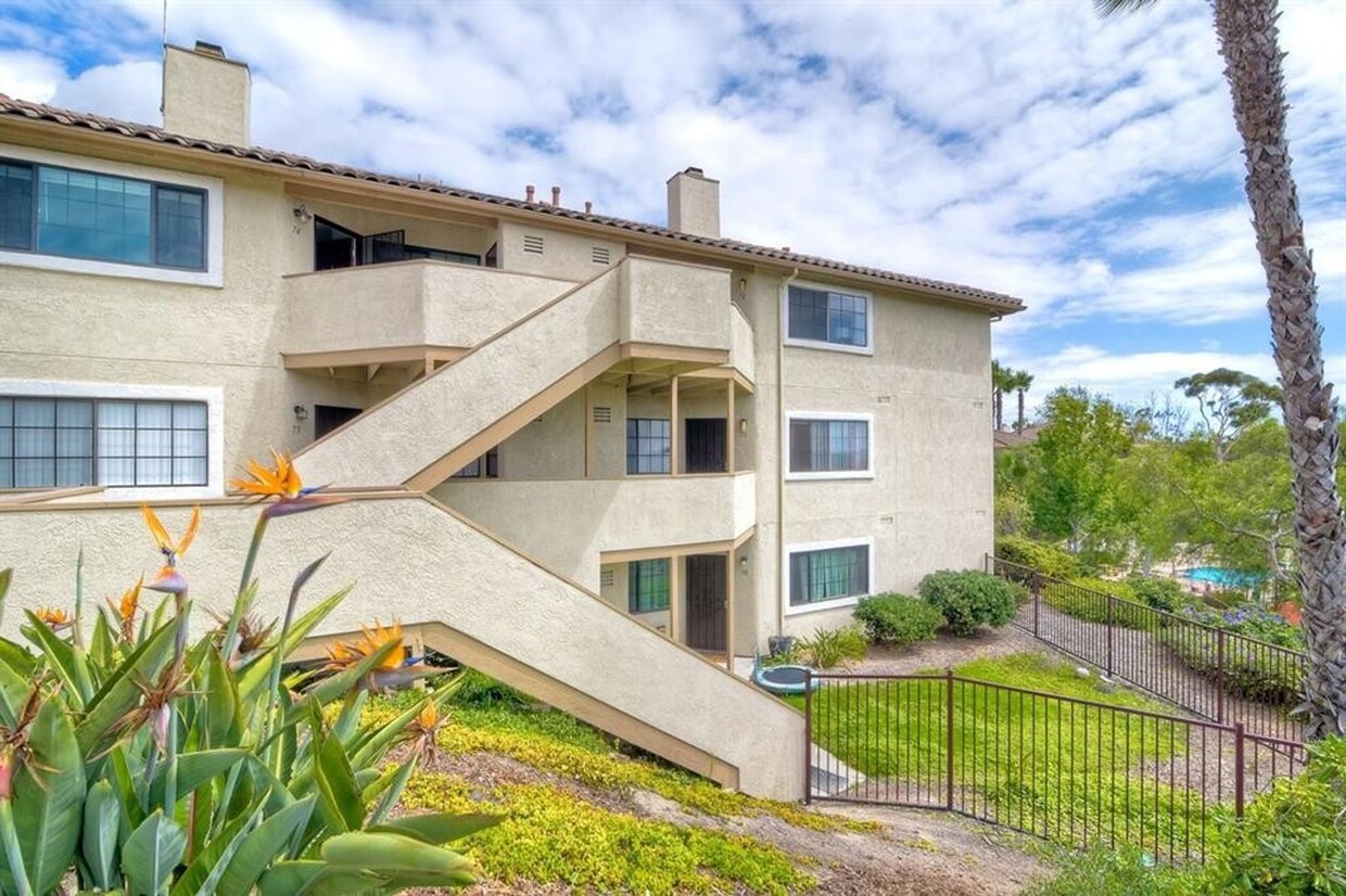 Foto principal - Updated Lower Level Condo in gated Vista W...