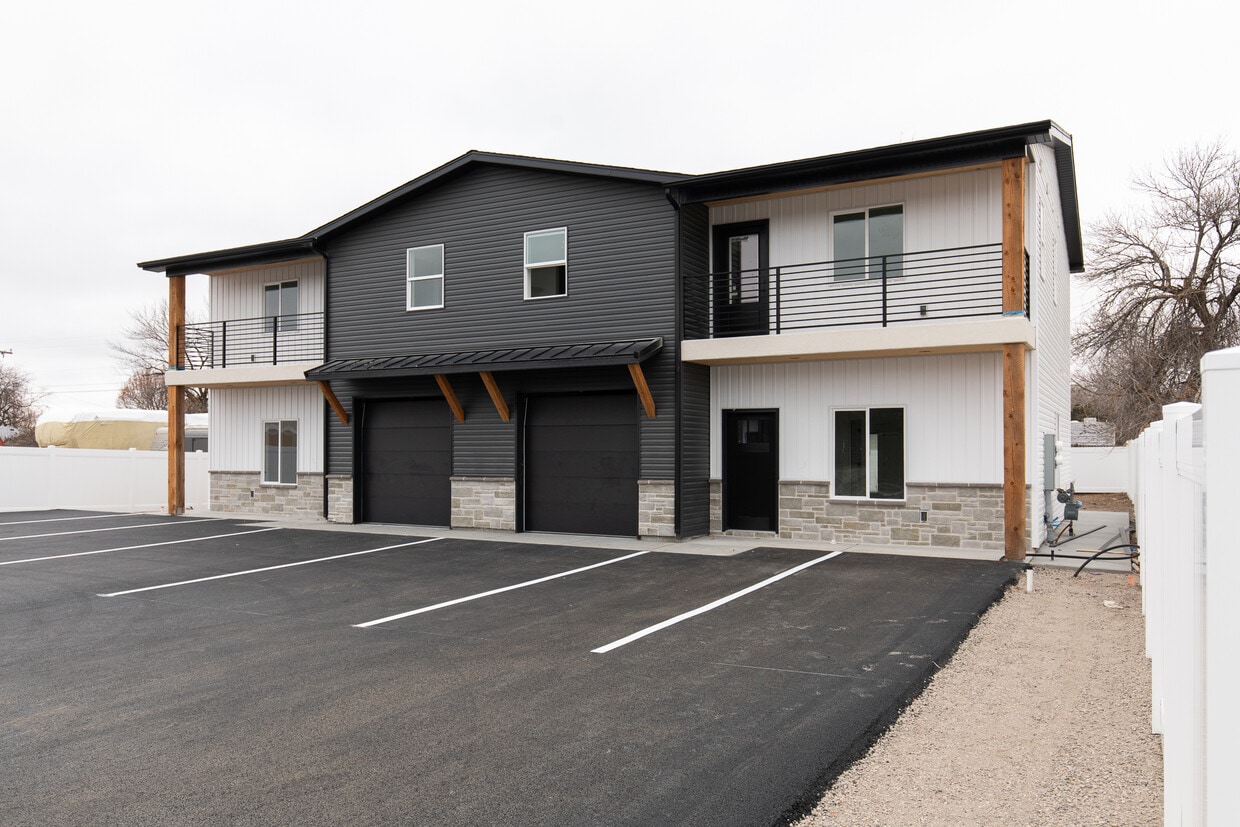 Building Photo - 436 W Fir St