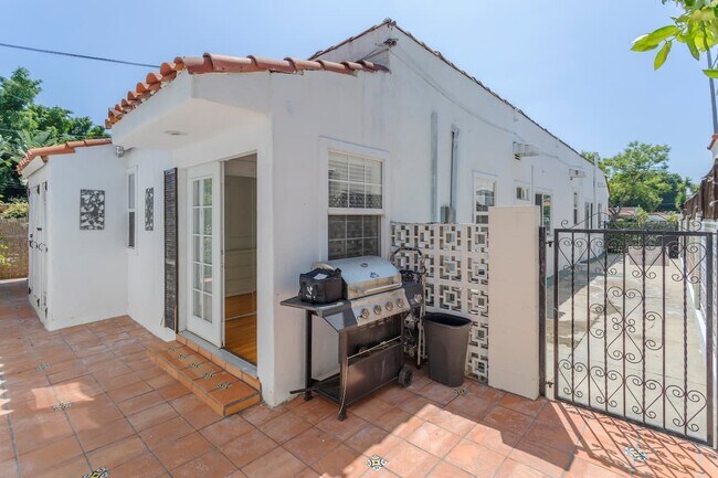 Foto del edificio - 1020 Havenhurst Dr