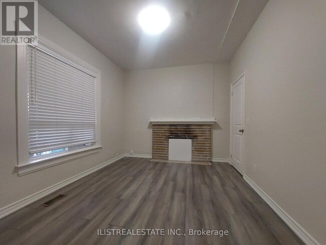 Building Photo - 222 Athol St E