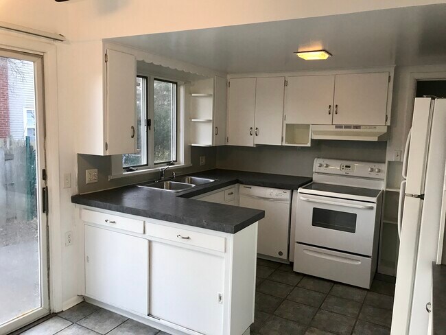 Kitchen - 700 College Ave