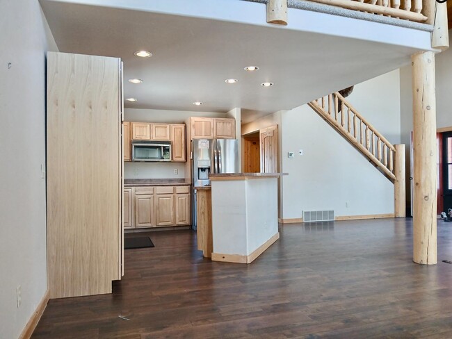 Building Photo - 884 Kinnikinnick Rd