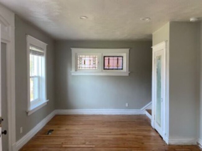 Foyer - 6027 Enright Ave