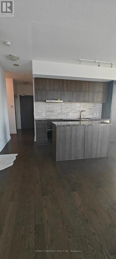 Photo principale - 8081-8081 Birchmount Rd