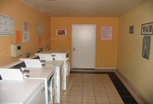 Lavandería - 808 W Anaheim St