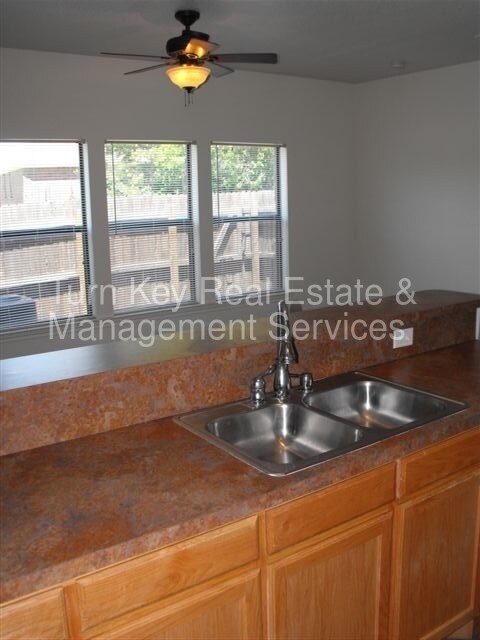 Building Photo - 8132 W Elizabeth Ln