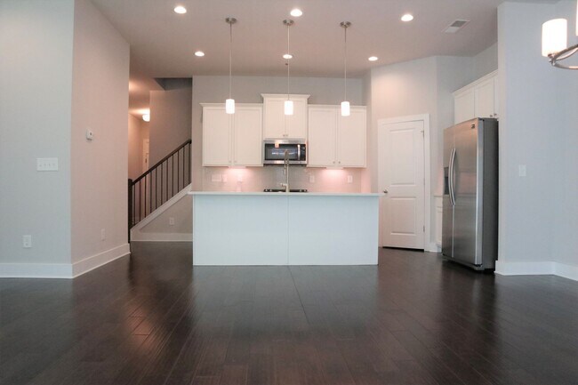 Building Photo - Gorgeous Sandy Springs Townhome, Hardwoods, Stainless Appliances, Move-In Ready!