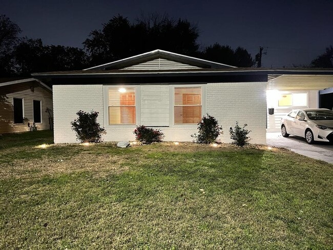 Building Photo - 1318 Broadmoor Dr