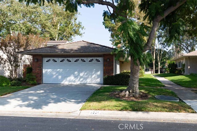 Foto principal - 5221 Thorn Tree Ln