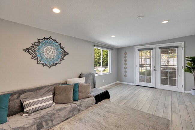 Habitación Arizona junto a la cocina, diseñada como un espacio de estar adicional flexible con flujo al aire libre. - 6136 N 9th St