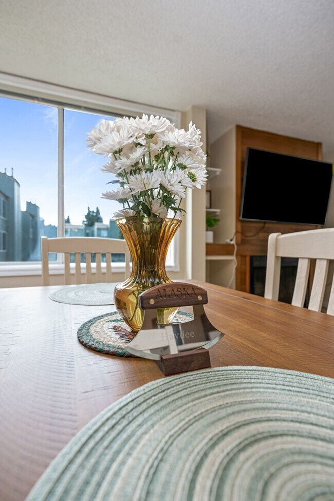 Foto del edificio - Charming Furnished Condo in Taku/Campbell ...