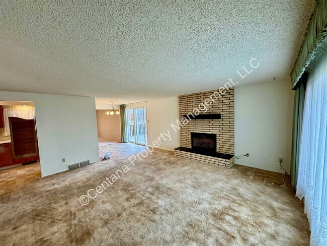 Foto del edificio - Large 3 Bedroom 2 Bath House w/Fenced Yard...