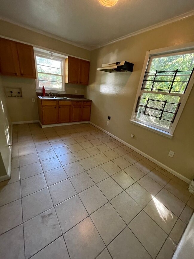 Building Photo - Cute One Bedroom Unit in Queensborough