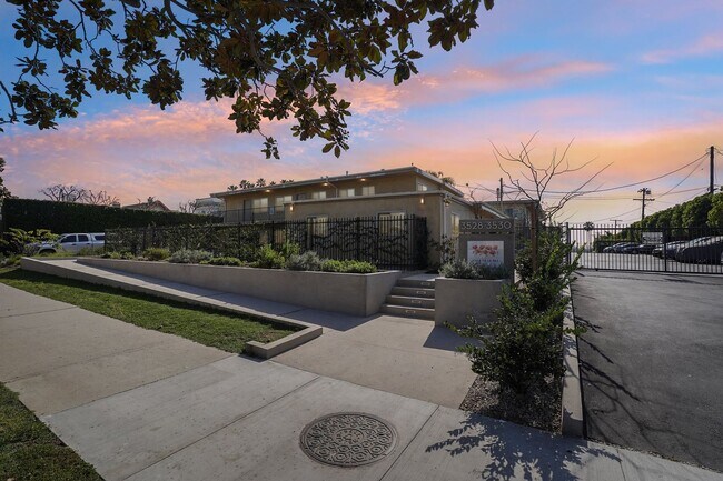 Foto del edificio - 3530 W Adams Blvd
