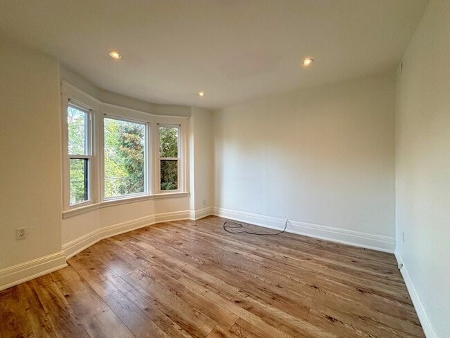 Building Photo - 32 Arthur Ave S