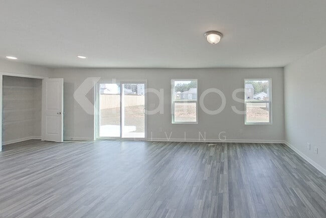 Building Photo - 111 Maple Dr