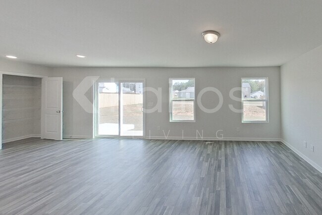 Foto del edificio - 111 Maple Dr