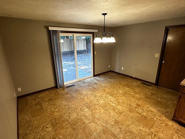Building Photo - Three Bedroom Home in Keizer