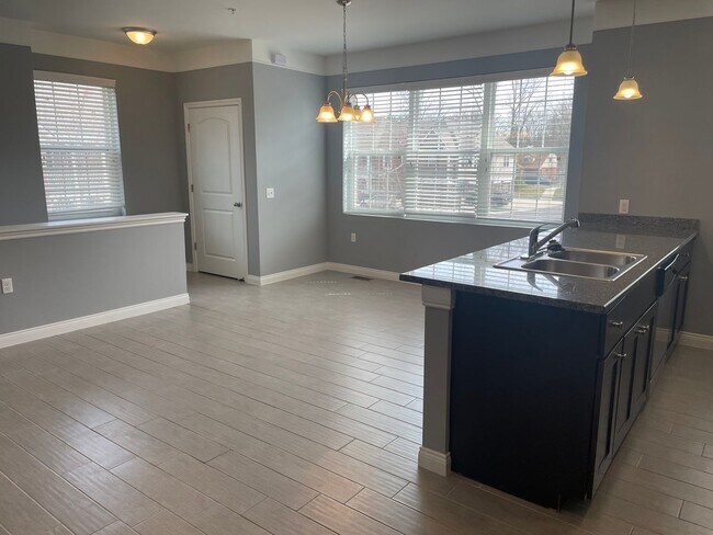 Foto del edificio - 3-Bedroom, 2-Baths, 1350 SF condo-style apartment, Upper Unit in Shelby Township.