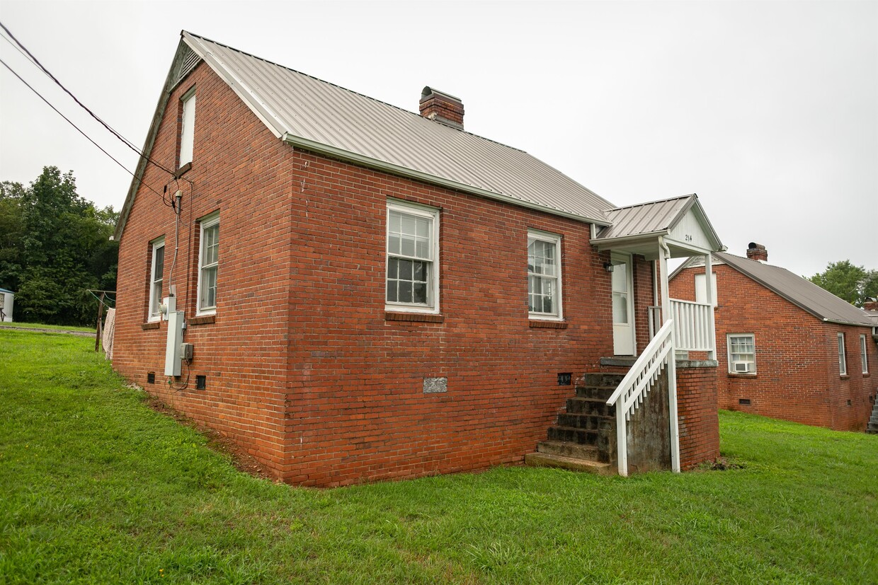 Primary Photo - 214 Main Ave E