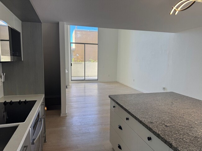 Building Photo - Beautiful 2Br/2Ba Townhome In Little Italy With Views Of The Bay! Call to schedule a showing at 7...