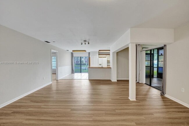Foto del edificio - 9540 Sevilla Ln