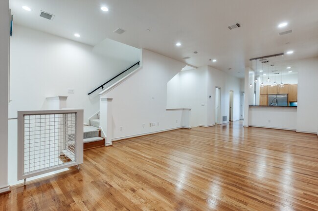 Building Photo - 4310 Buena Vista St