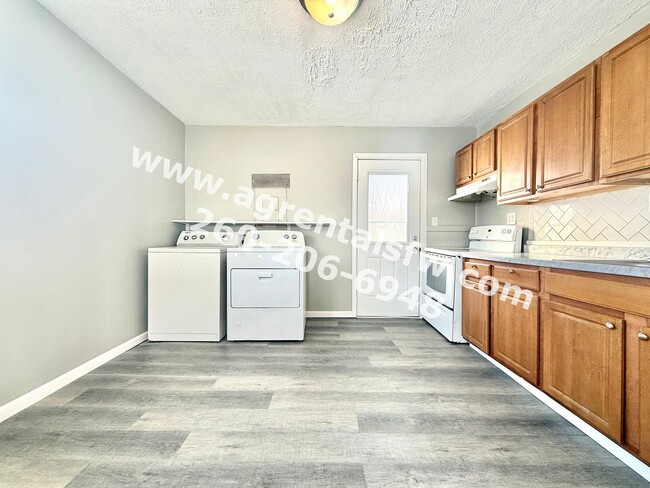 Building Photo - 3 Bedroom House