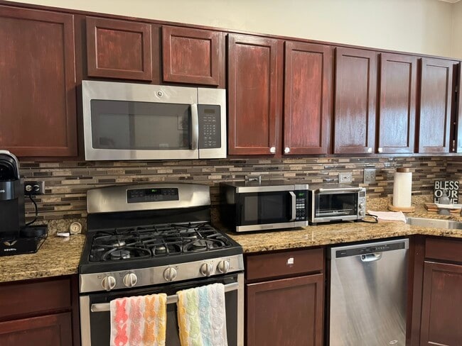 Building Photo - 605 Lakeridge Ct