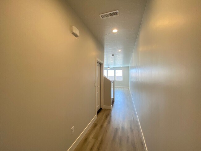 Foto del edificio - MOVE IN SPECIAL - DECEMBER RENT FREE!