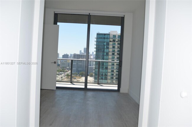 Foto del edificio - 121 NE 34th St