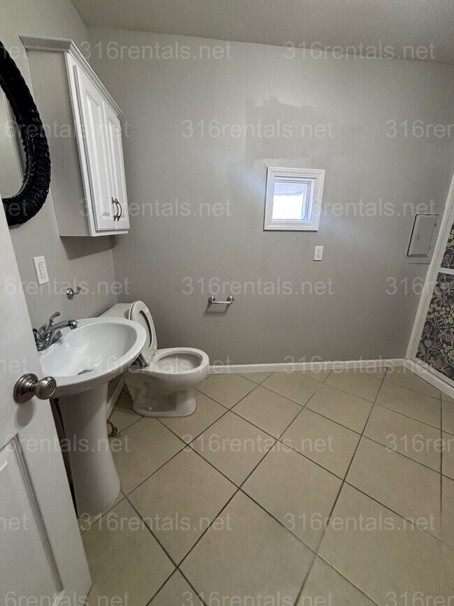 Foto del edificio - 3 bed 1 1/2 bath house available Now!!