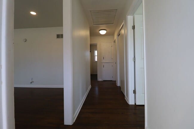 Building Photo - Updated 3 Bed / 1.5 Bath in Tulsa!